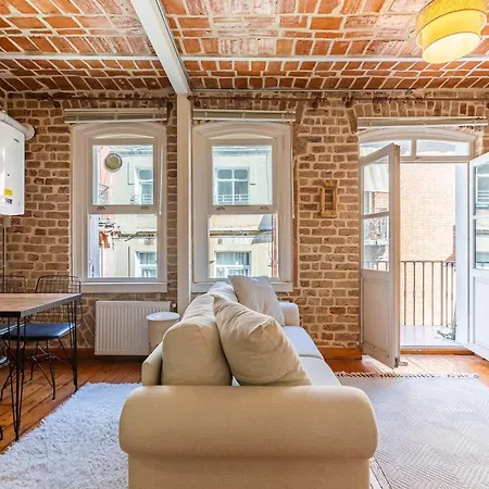Nostalgic Flat Near Galata Tower In Beyoglu *