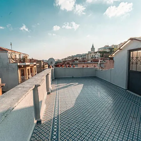Nostalgic Flat Near Galata Tower In Beyoglu شقة